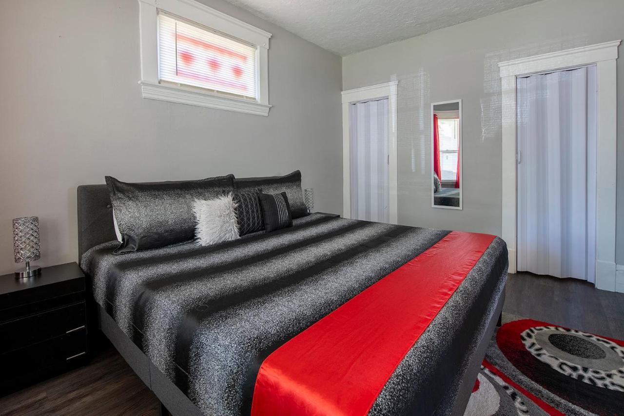 קליבלנד The Rubi Lounge - Spacious Brooklyn Centre Modern Escape Near Downtown With Parking, 300Mb Wifi & Self Check-In מראה חיצוני תמונה