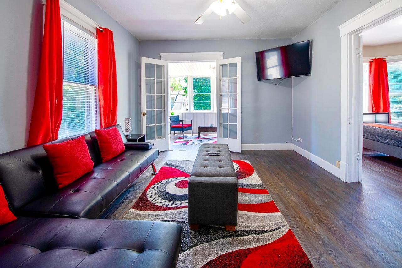קליבלנד The Rubi Lounge - Spacious Brooklyn Centre Modern Escape Near Downtown With Parking, 300Mb Wifi & Self Check-In מראה חיצוני תמונה